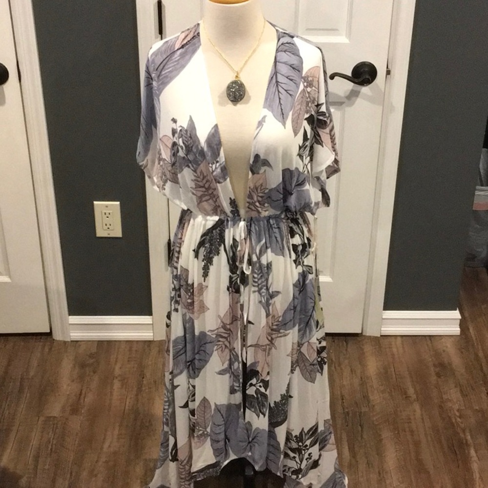 White Tropical Leaf Kimono. Beautiful! - Picture 3 of 8